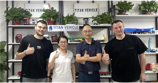 Clientes rusos compraron remolque con cortina lateral TITAN