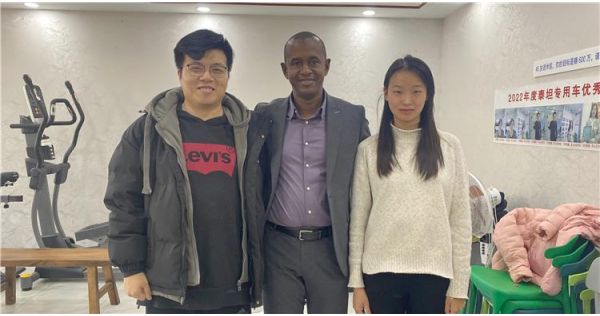 Un nuevo cliente de Guinea visita TITAN VEHICLE y habla sobre el remolque cisterna de combustible