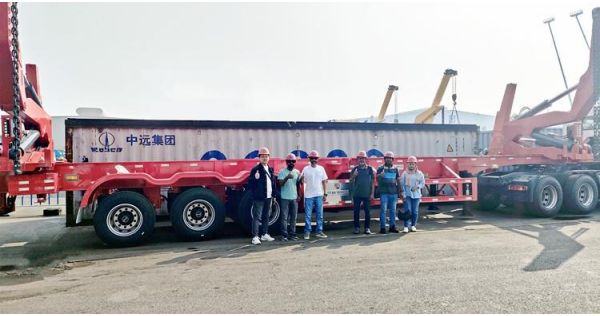 Clientes de Maldivas visitan nuestra fábrica para inspeccionar el remolque de carga lateral