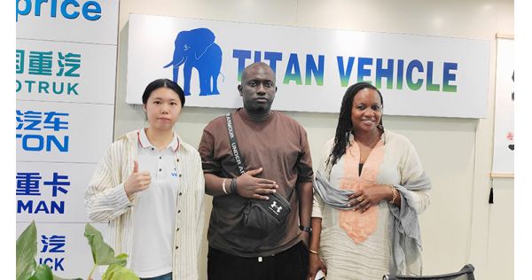 Los clientes ghaneses acuden a Titan Vehicle para comprar remolques cisterna de combustible