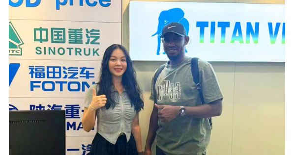 Cliente de Namibia visitó Titan Vehicle para comprar remolques de plataforma baja