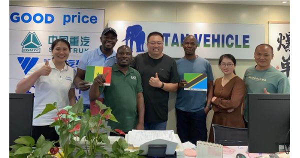 Clientes de Senegal y Tanzania adquirieron por primera vez un remolque con elevación lateral