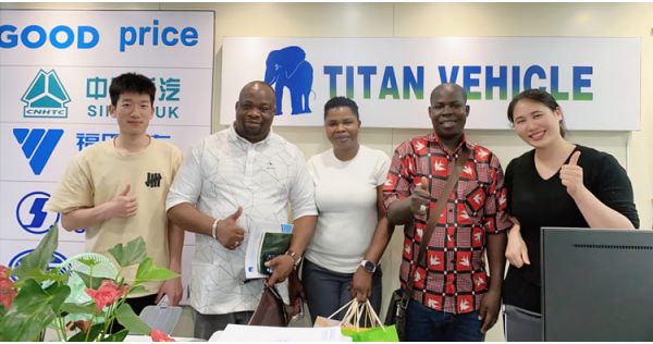 Clientes dominicanos visitaron la oficina de TITAN en Guangzhou y solicitaron un semirremolque de plataforma plana de 40 pies