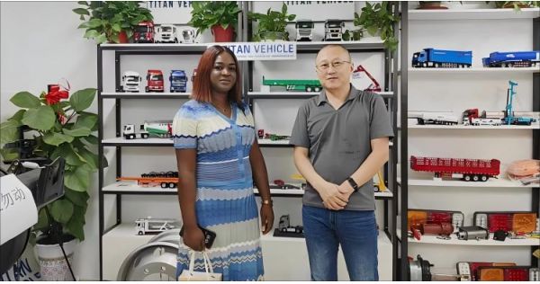 Los clientes de Senegal acudieron a TITAN Vehicle para comprar un nuevo semirremolque vallado con suspensión de bogie