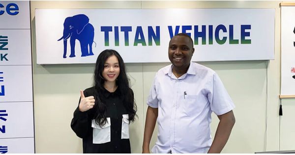 Cliente dominicano visita TITAN VEHICLE para adquirir semirremolque de plataforma baja
