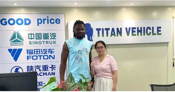Un cliente nigeriano visitó TITAN VEHICLE y compró con éxito un remolque de cuello de cisne desmontable