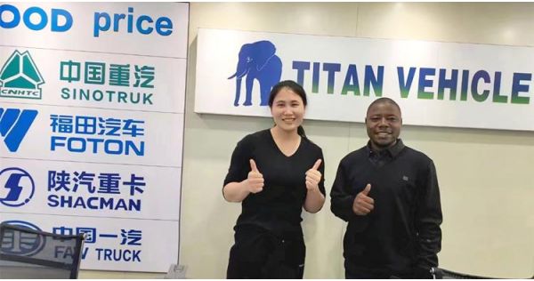 Un cliente de Tanzania visita TITAN para adquirir un semirremolque de plataforma baja de 3 ejes