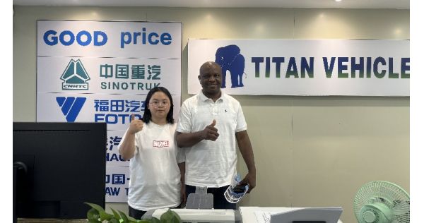 Cliente de Mauricio visita TITAN Vehicle para comprar un camión cisterna de aceite de palma