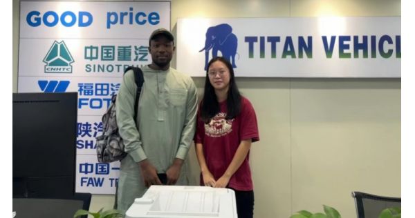 Cliente del Congo acude a TITAN Vehicle para comprar un remolque cisterna diésel
