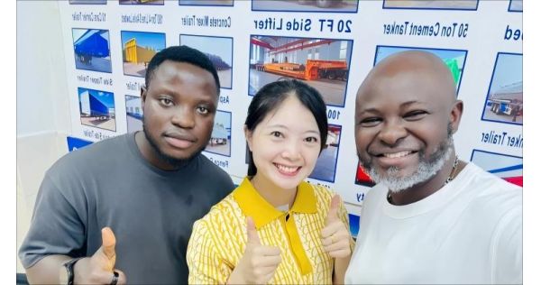 Clientes de Tanzania visitaron Titan Vehicle para comprar tres remolques de plataforma de 40 pies