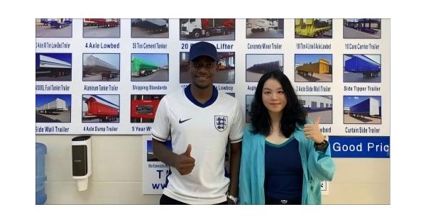 Un cliente de Sierra Leona acudió a TITAN Vehicle para comprar un camión volquete Sinotruk Howo 8x4