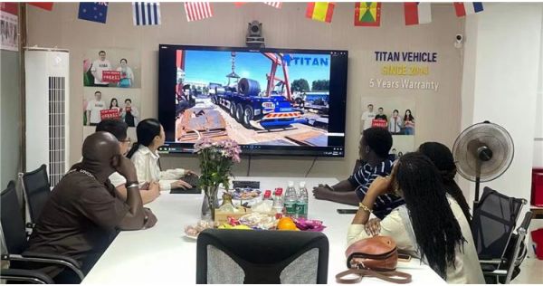 El jefe de una empresa de transporte de Uganda acudió a TITAN para elegir un semirremolque de plataforma adecuado para él