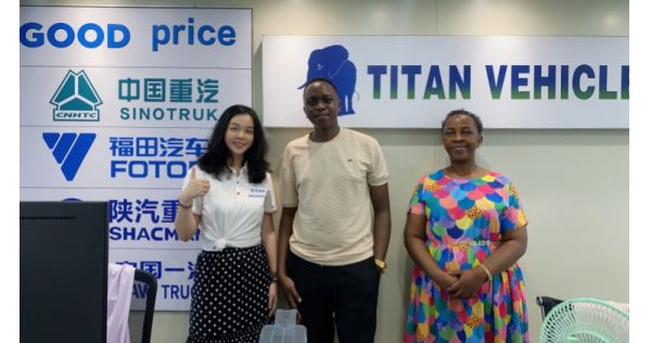 Huéspedes congoleños compraron semirremolques de plataforma plana de 40 pies en un vehículo TITAN
