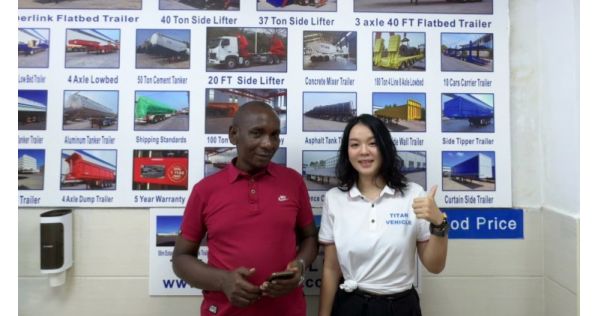 Un cliente de Ruanda acudió a TITAN Vehicle para comprar un remolque de carga con vallas
