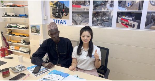 Cliente de Nigeria compra camión volquete Sinotruk Howo de TITAN Vehicle
