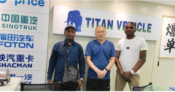 Clientes de Tanzania compran un remolque de plataforma de 4 ejes de TITAN VEHICLE