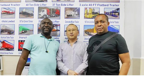 Clientes de Burkina Faso visitan Titan Vehicle para comprar un remolque cisterna de combustible
