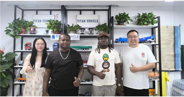 Clientes de Camerún visitaron TITAN y solicitaron un remolque de tres ejes con plataforma abatible de 60 toneladas