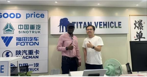 Clientes guineanos visitan Titan para comprar remolques de plataforma baja