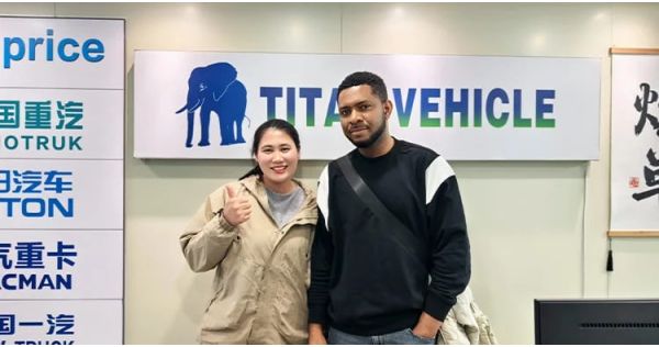 Cliente de Nigeria visita remolque de carga con vallas comprado por TITAN