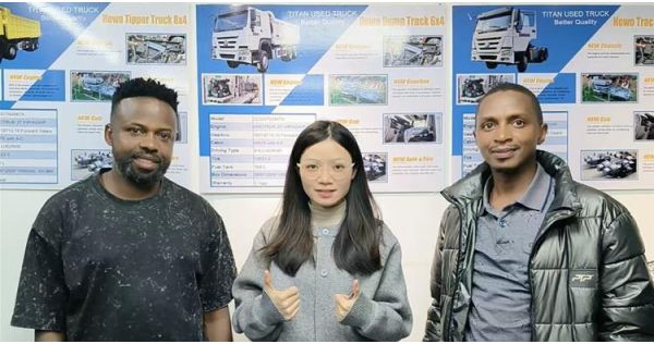Los clientes ugandeses acuden a TITAN para comprar un camión grúa Howo usado