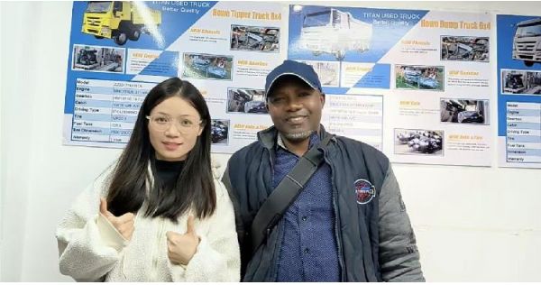 Cliente de Burkina Faso visita TITAN compró camión tractor Howo usado