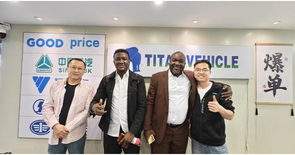 Clientes de Zambia visitaron el vehículo Titan y compraron un remolque cisterna para combustible