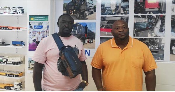 Clientes senegaleses visitaron los semirremolques vallados adquiridos por TITAN