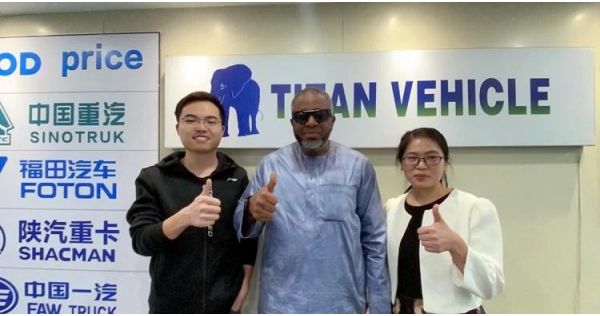 Cliente sudanés llega a TITAN para comprar un semirremolque de estaca