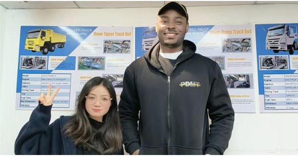 Un cliente de Ruanda visita TITAN para comprar un remolque de plataforma