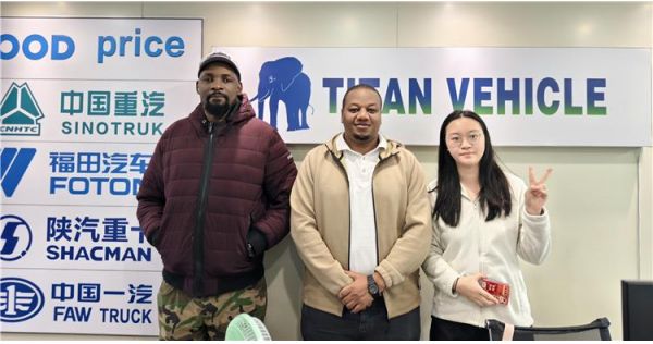 Cliente de Guyana visita TITAN para comprar un remolque de pared lateral