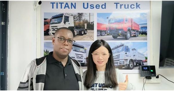 Cliente de Senegal visita TITAN para pedir un remolque de plataforma baja