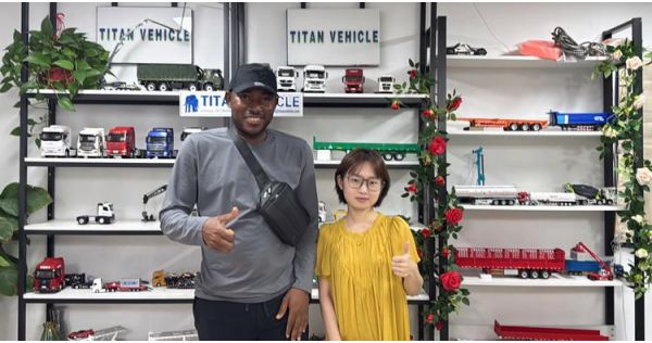 Un cliente nigeriano visita TITAN para comprar un remolque de plataforma baja de 3 ejes.