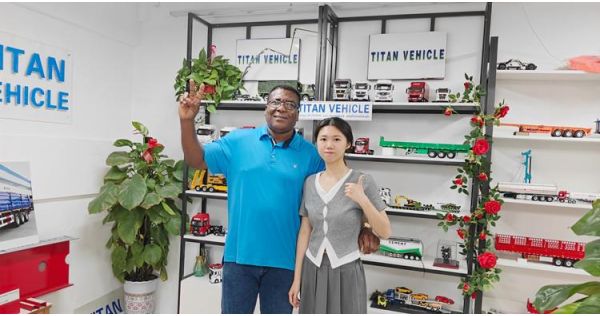 Cliente congoleño visita TITAN para comprar remolque de plataforma