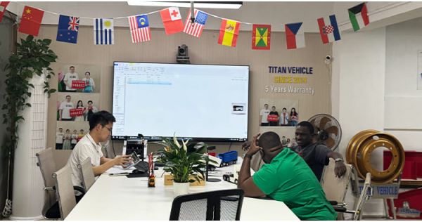 Un cliente de Uganda visita TITAN para comprar un remolque cisterna de combustible de 45.000 litros.
