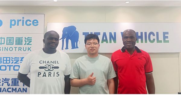 Clientes de Zambia acudieron a Titan para comprar un remolque semirremolque de plataforma baja de 3 ejes.