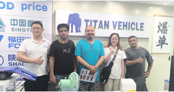 Clientes de Costa Rica acudieron a Titan para comprar un semirremolque de carga con paredes laterales