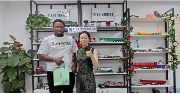 Un cliente de Ghana compró un remolque de plataforma baja extensible de 4 ejes TITAN