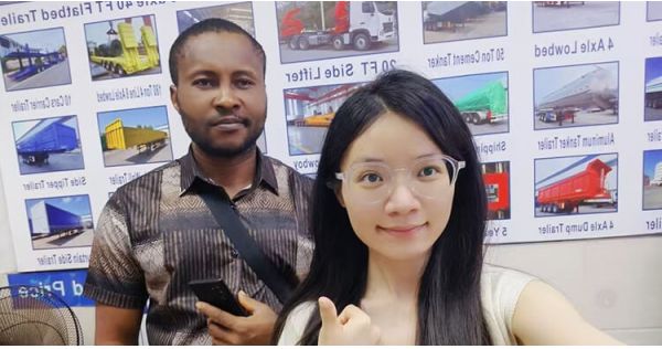 Clientes de Zambia acudieron a Titan para comprar un semirremolque de plataforma de 4 ejes