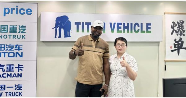 Cliente de Mali visita TITAN para comprar un camión semirremolque de 4 ejes