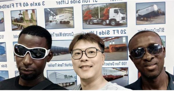 Clientes de Zimbabue visitan TITAN para comprar un remolque de plataforma de 3 ejes y 40 pies