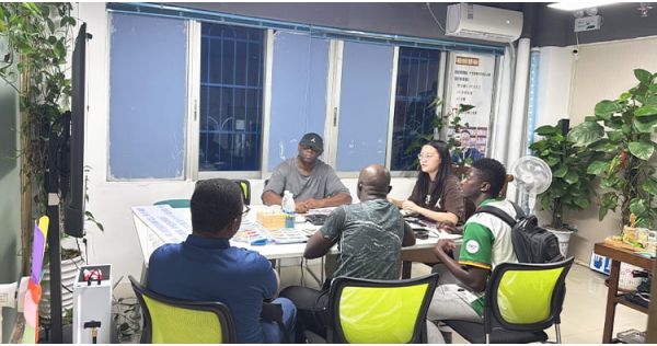 Clientes de Tanzania acuden a Titan para comprar un remolque de plataforma baja de 40 pies
