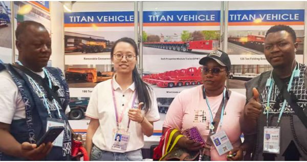 Clientes de Uganda visitaron Titan para comprar un semirremolque de plataforma.