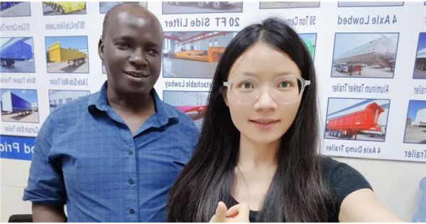 Un cliente de Nigeria visitó TITAN para comprar un remolque cisterna de asfalto.