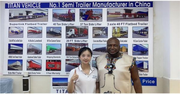 Clientes de Mozambique visitaron Titan y adquirieron con éxito un remolque cisterna de combustible de 4 ejes.