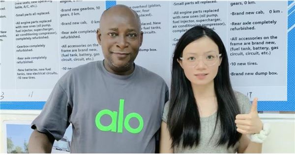 Cliente de Zimbabue visita TITAN para comprar un remolque de plataforma baja de 4 ejes