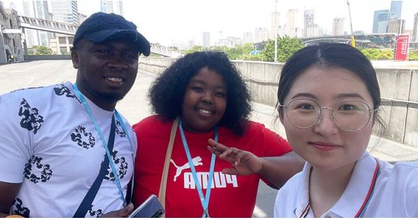Clientes nigerianos acuden a Titan para comprar un remolque de plataforma baja de 60 toneladas