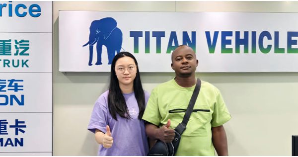 Clientes de Sierra Leona acuden a Titan para adquirir un remolque cisterna de gasolina de 42.000 litros
