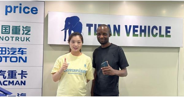 Un cliente nigeriano visita TITAN para comprar un remolque Lowboy de 4 ejes