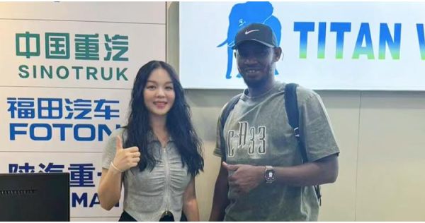 Cliente de Togo acude a TITAN para comprar un remolque de plataforma de 5 ejes